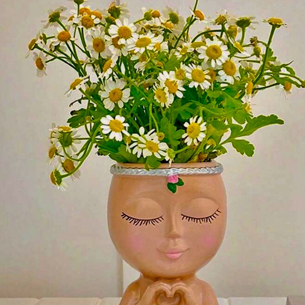 Elegant Makeup Brush Holder with Accents